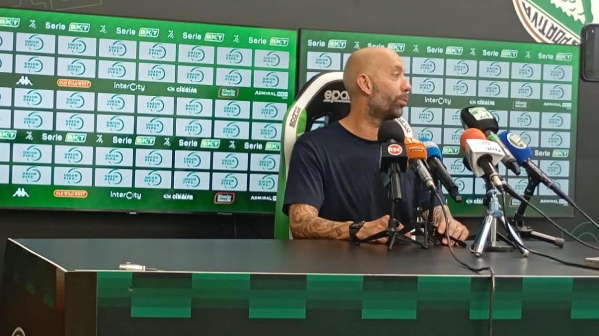 Arezzo, Bucchi: "Bravi a rimanere sul pezzo e non disunirci. Vittoria anche meritata. Russo? Sarà uno dei gol più belli dell'anno"