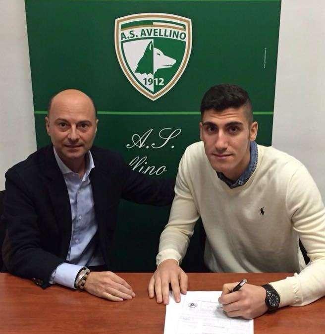 FOTO - La firma di Trotta con l'Avellino