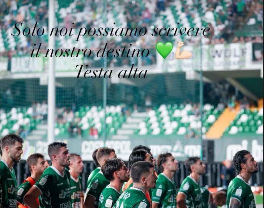 Izzo sui social: "Solo noi possiamo scrivere il nostro destino. Testa alta"