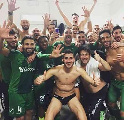 Avellino, selfie di gruppo con "manita" in vista