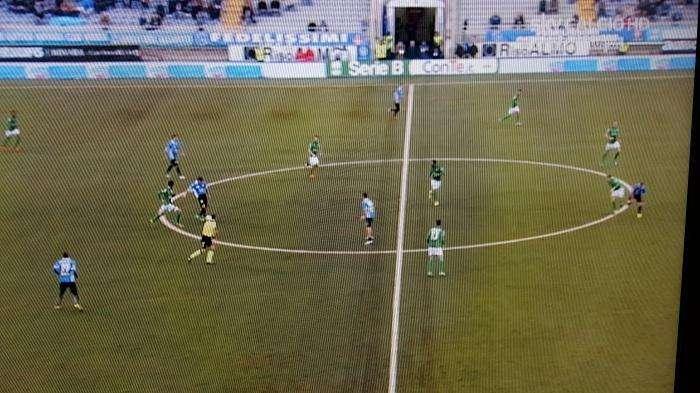 Moviola - In fuorigioco il gol di Evacuo, dubbie molte decisioni arbitrali