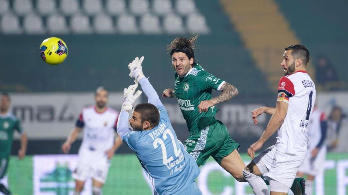 E sono tre di fila: l'Avellino batte anche il Sudtirol, Izzo decide lo scontro salvezza (3-2)