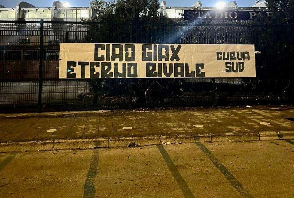 Ultrà del Foggia scomparso, lo striscione della Curva Sud Avellino: "Ciao Giax, eterno rivale"