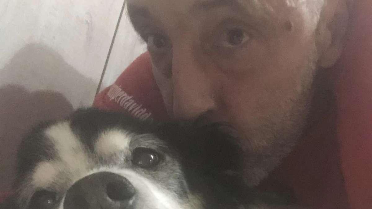 La cagnolina di David Dei ha smesso di soffrire. Il commovente post sui social del collaboratore di Rastelli