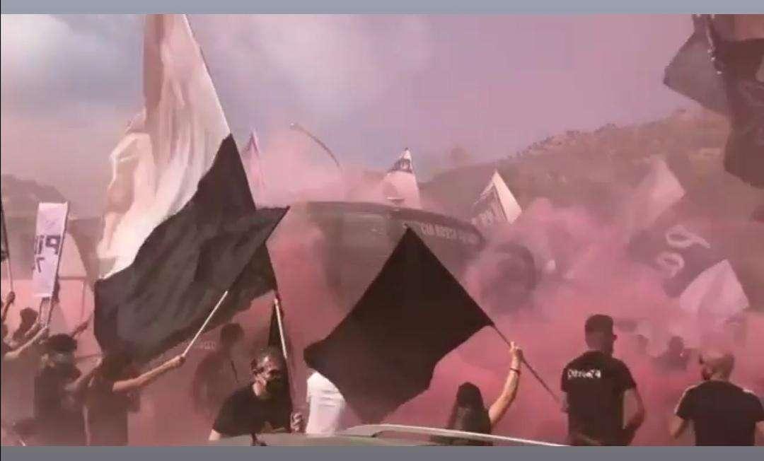 Palermo in festa: tifosi rosanero accolgono l'arrivo del pullman della squadra