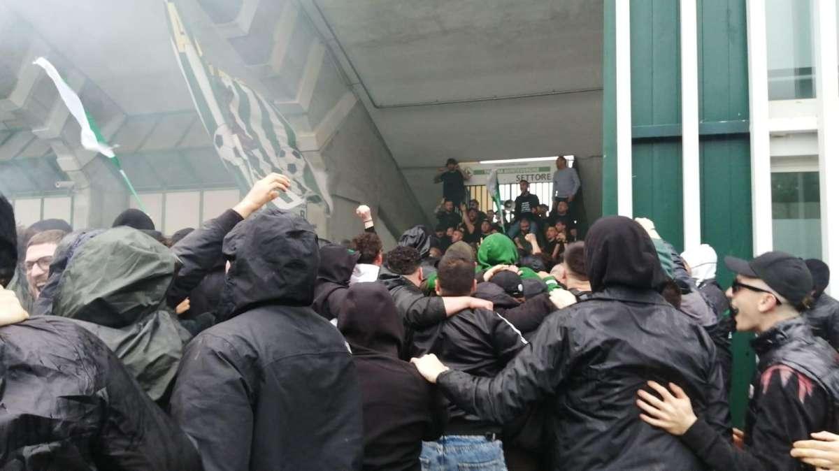 VIDEO - L'abbraccio della Curva Sud all'Avellino: cori e incitamenti sotto la pioggia