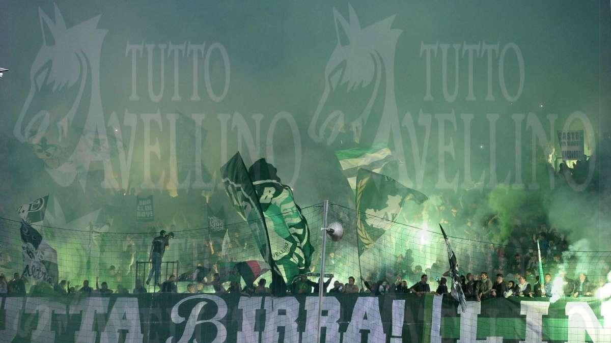Gli ultras urlano: "Lega e FIGC, basta turni spezzatino e biglietti alle stelle. Riportate i tifosi al centro del calcio"