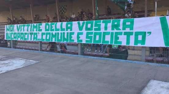 Affondo dei tifosi biancoverdi contro società e Comune: "Vergogna"