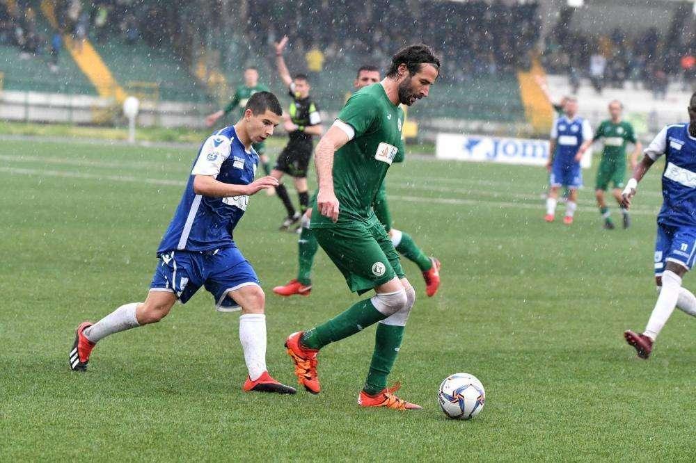Aggancio in vetta alla classifica: Torres battuta 3-1, il Budoni frena il Lanusei (1-1, pareggio della capolista al 93')