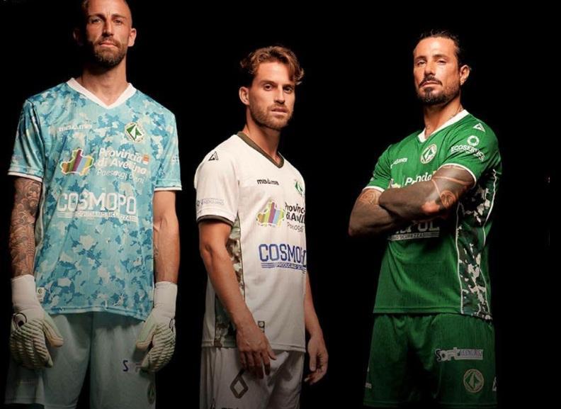 FOTO - Ecco le nuove maglie dell'Avellino per la stagione 2026-2027