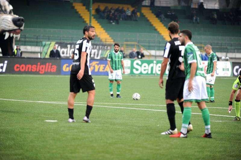 Bari-Avellino 2-1: doppio Fedele annulla Castaldo. Traversa del "dieci" nel finale, ko immeritato