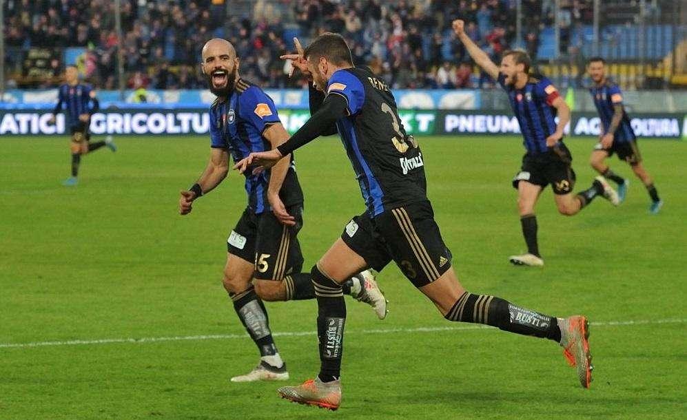 Avellino, in difesa si ritrovano Aya e Benedetti. Nel 2019 segnarono entrambi in un Pisa-Spezia (3-2). E il terzo gol lo segnò un obiettivo dei lupi