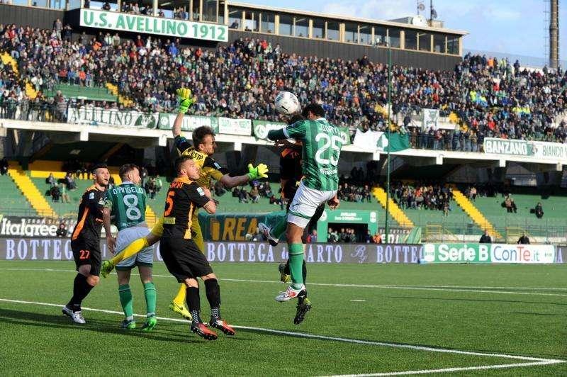 L'Avellino si allena sull'erba, due sedute a Torrette 