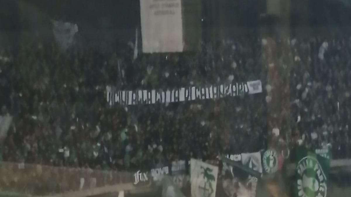 Incendio di Catanzaro, lo striscione della Curva Sud Avellino: "Vicini alla città di Catanzaro"