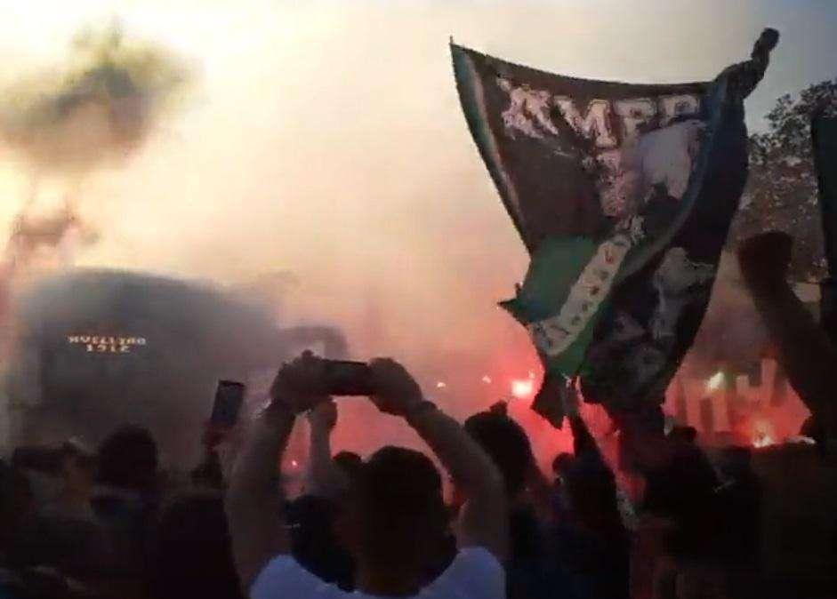 FOTO - Lo spettacolo dei tifosi all'esterno dello stadio Partenio-Lombardi