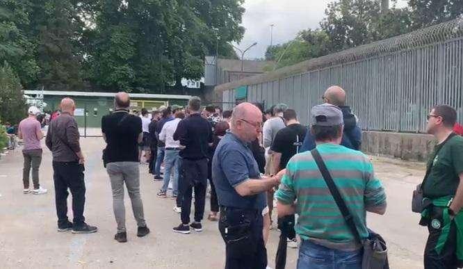 FOTO - Avellino-Vicenza, botteghini assaliti dai tifosi biancoverdi