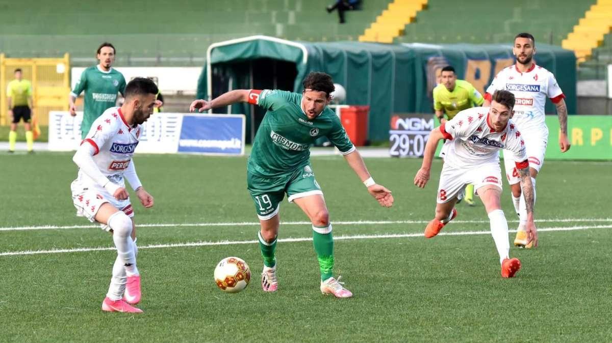 Avellino svogliato, il Teramo lo blocca sul pari (0-0) e il Catanzaro si prende il secondo posto