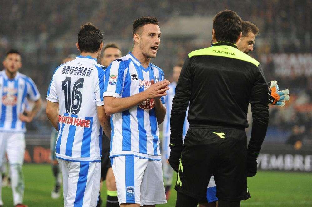 Serie B, il Pescara perde ancora (0-1 con il Carpi). Parità tra Bari e Spezia
