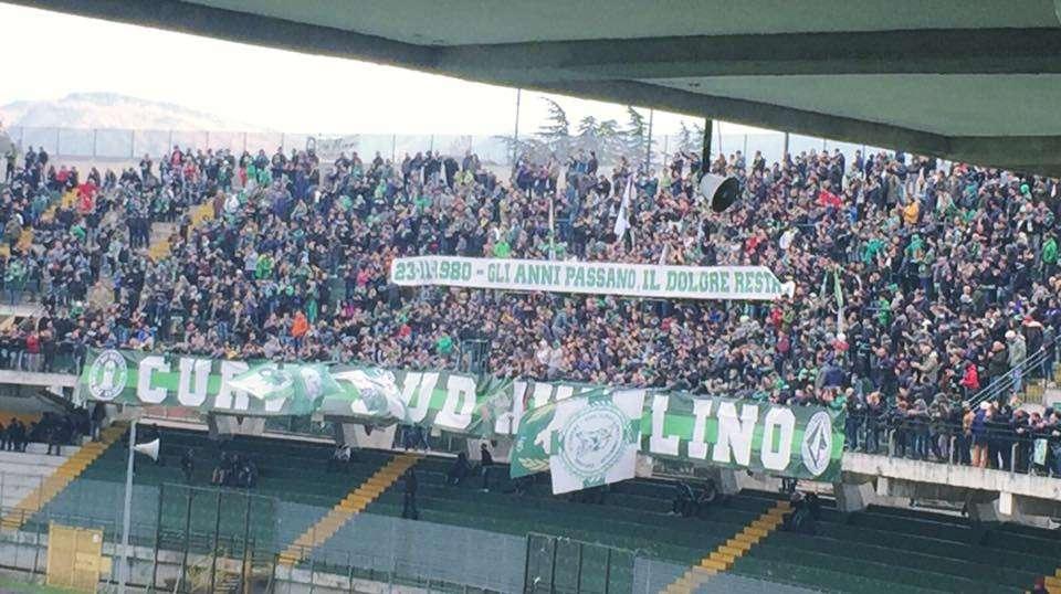 Striscione della Curva Sud per ricordare il terremoto del 1980 (Foto)