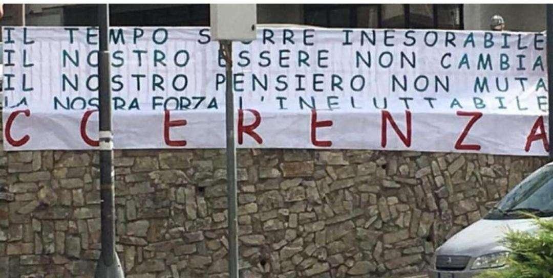 Altro striscione in città, stavolta per ricordare il primo fallimento 