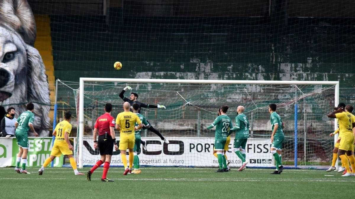 Avellino-Palermo 1-0, le pagelle: Forte insuperabile, Dossena le prende tutte. Maniero: che giocata!