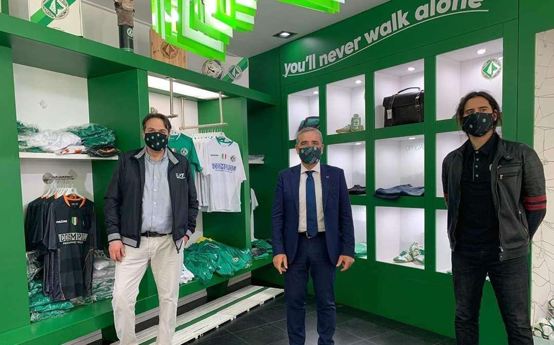 Lo store ufficiale compie sei anni: la visita dei D'Agostino e mascherine gratis ai tifosi
