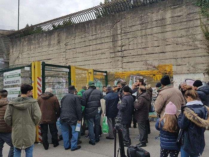 Cancelli chiusi a ridosso della partita: disagi e proteste