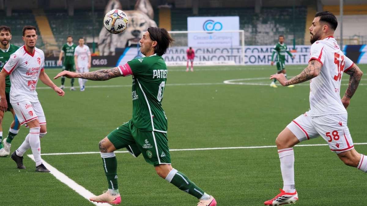 L'Avellino spreca, il Catanzaro non perdona e dilaga: 3-0, lupi fuori dai playoff