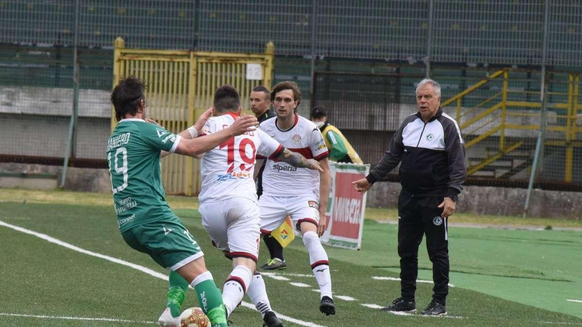 Dai 9 calciatori in ritiro alla semifinale playoff: cronaca di un miracolo sportivo firmato Piero Braglia