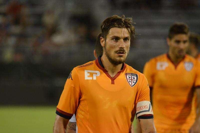 Il Cagliari fa festa. E capitan Dessena dedica la Serie A al biancoverde Pisano