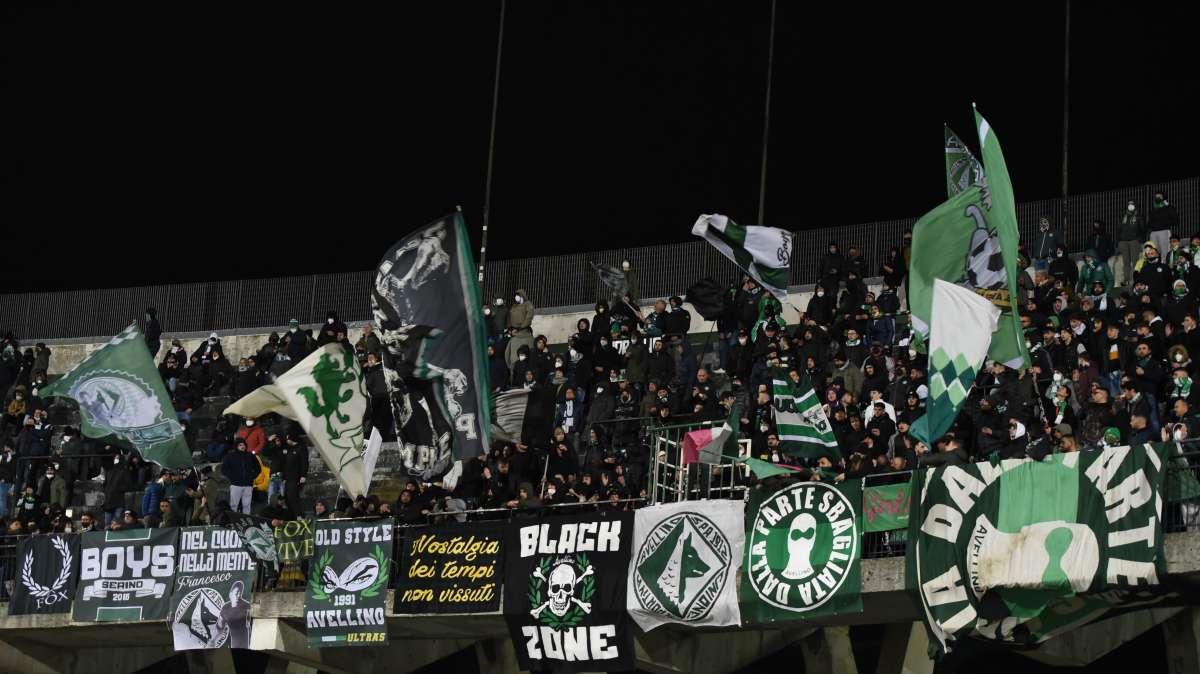 FISCHIO FINALE - L'Avellino non brilla ma in due minuti centra la prima vittoria del 2025