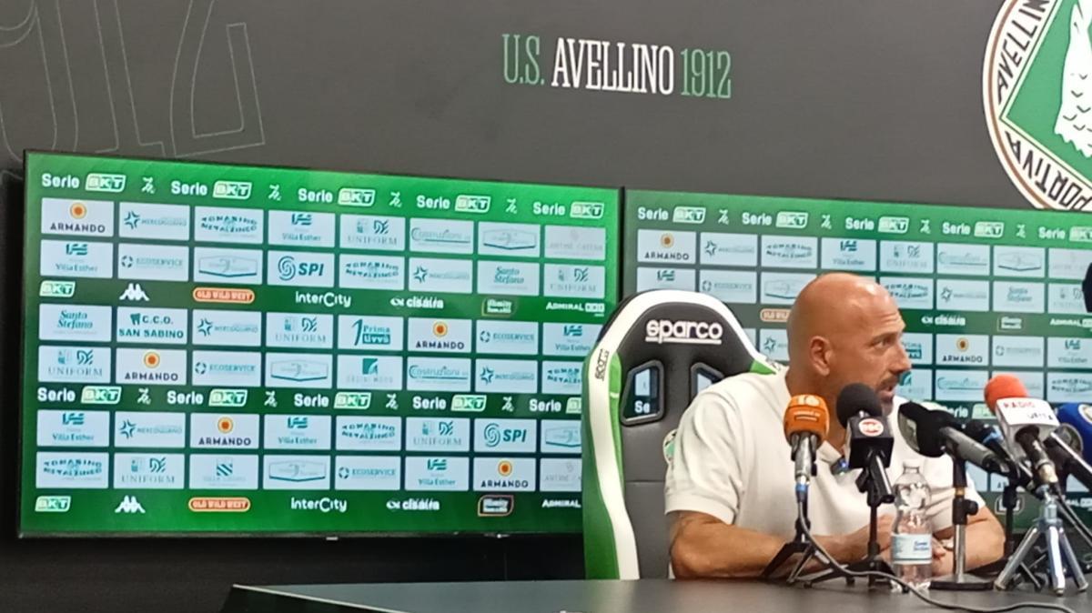 Calabro: "Il calcio è questo, l'Avellino ha vinto la stessa partita a Modena. Tre punti pesanti per ripartire"