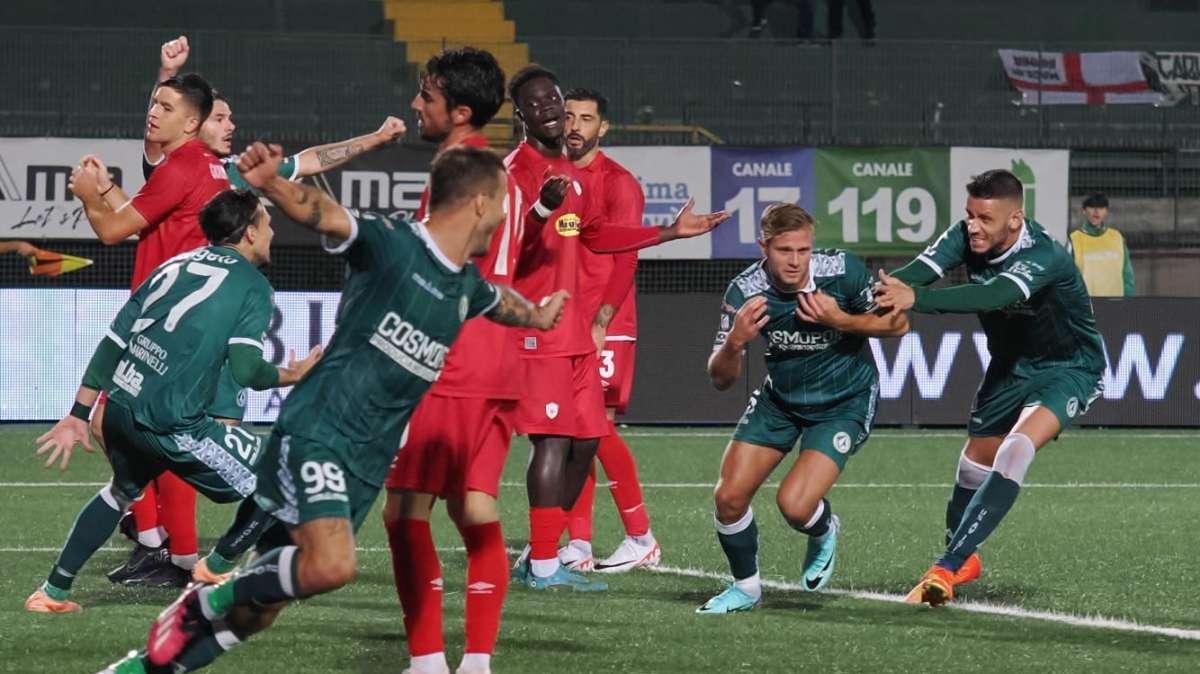 Il Foggia scappa, l'Avellino lo sbrana: trionfo allo Zaccheria (1-3)