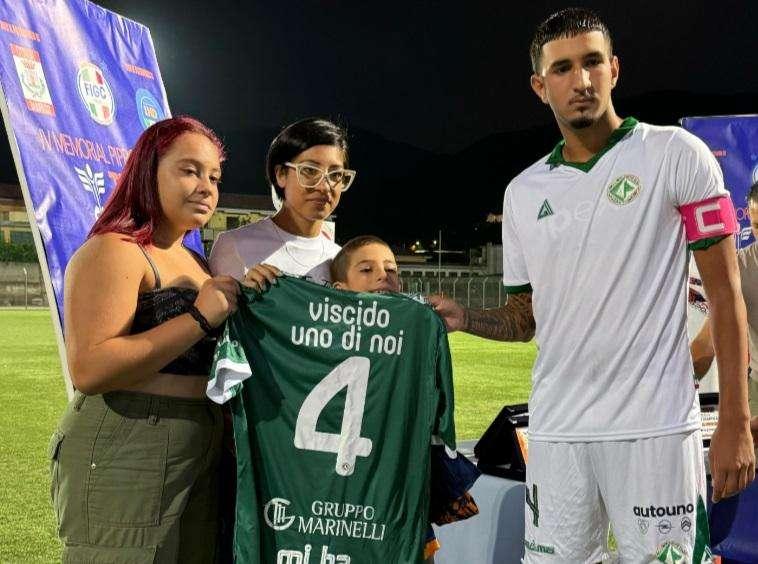 IV Memorial Pippo Viscido: l'Avellino Primavera omaggia la famiglia con una maglietta celebrativa