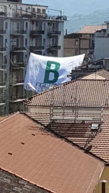 Lo striscione in via Amabile: "Agli amici persi per strada"