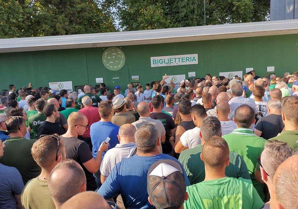 Avellino, lunghe file al botteghino e tanti tifosi senza biglietto: è polemica sui social