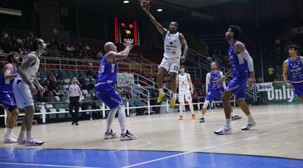 La Scandone si sblocca: battuta la Pielle Livorno 75-66