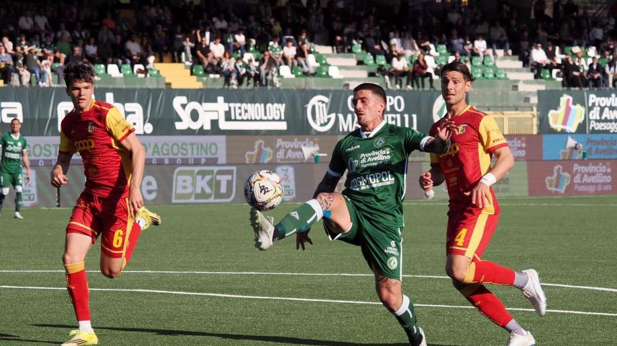 FISCHIO FINALE - L'Avellino ci prova ma non concretizza, Catanzaro in semifinale
