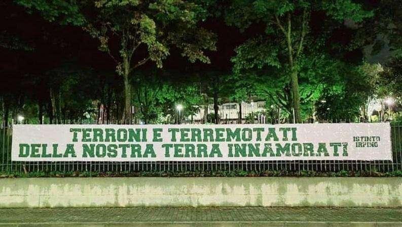 Avellino, lo striscione in  risposta ai cori razzisti: "Terroni e terremotati, della nostra terra innamorati"