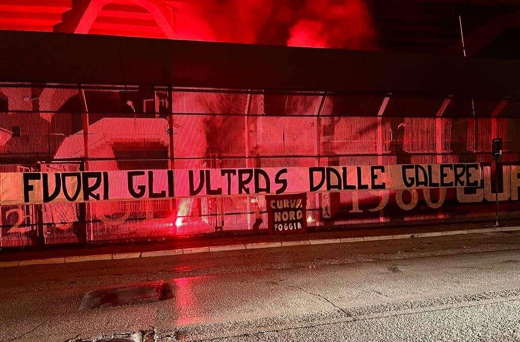 FOTO - Incidenti Foggia-Avellino: due tifosi rossoneri ai domiciliari. Gli ultras protestano