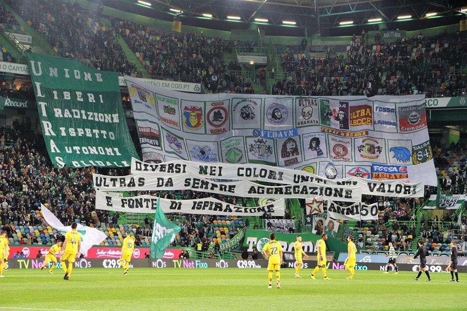 Il tifo dello Sporting Lisbona rende omaggio (anche) alla Curva Sud Avellino