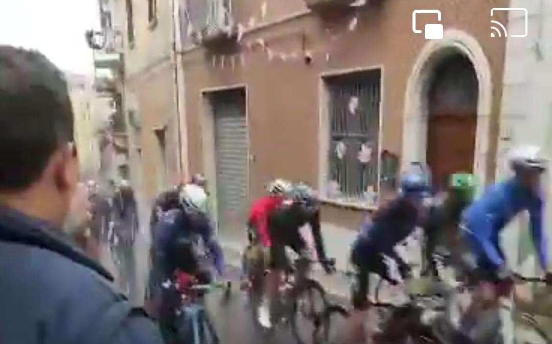 Giro d'Italia: in Irpinia, un cane fa cadere il campione del Mondo Evenepoel. A Fontanarosa una bottiglia di birra gettata tra i ciclisti poteva causare gravi danni
