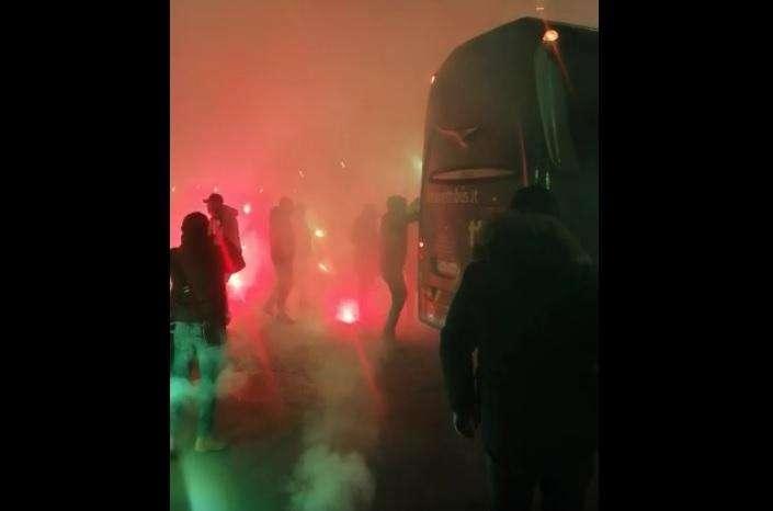 Cori e fumogeni: i tifosi biancoverdi incitano l'Avellino all'arrivo del pullman allo stadio