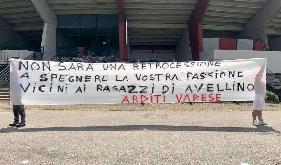 Scandone, striscione di solidarietà dagli Arditi Varese