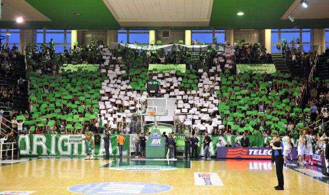 Basket - Playoff: quanto sei bella Sidigas, impresa al "Forum" 74-82
