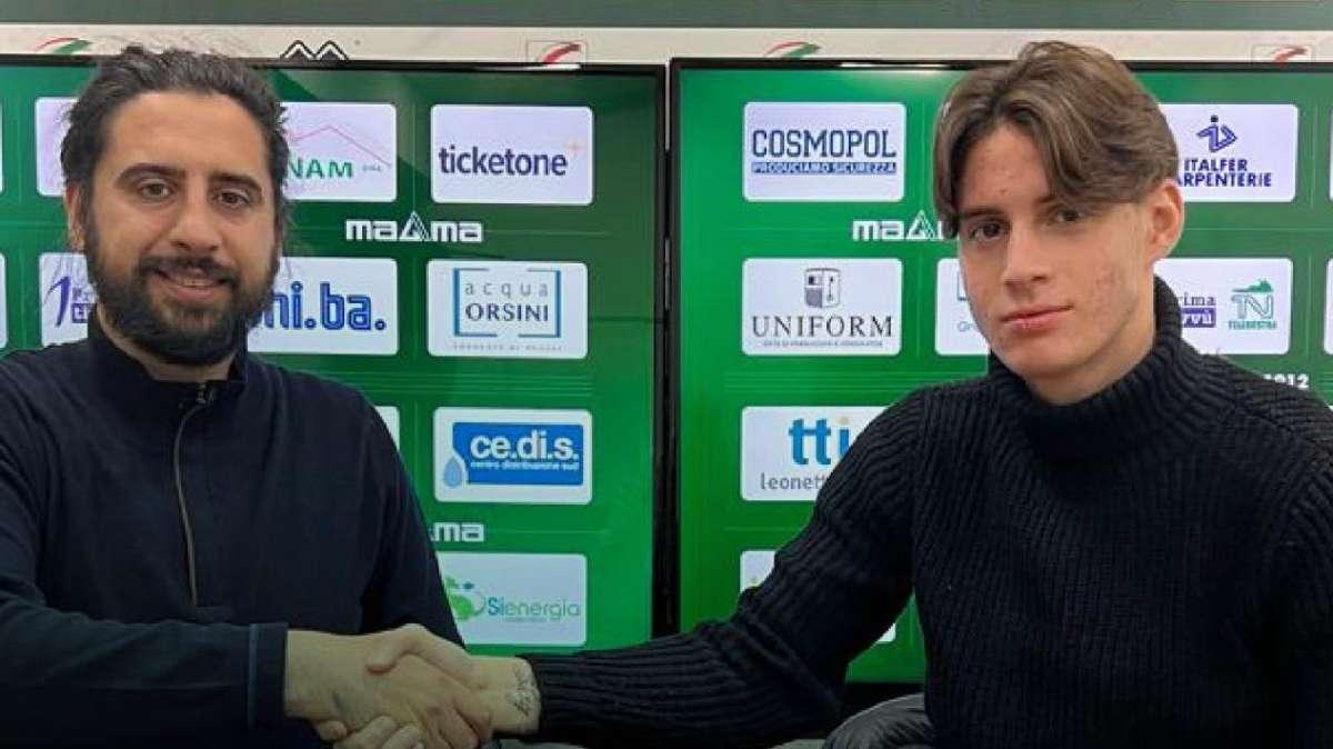 UFFICIALE - Maisto firma il primo contratto da professionista con l'Avellino. Accordo fino al 2026. D'Agostino jr.: "E' solo un punto di partenza"