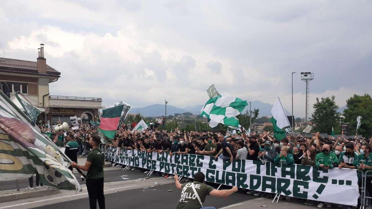 FOTOGALLERY - I tifosi caricano la squadra prima del match playoff