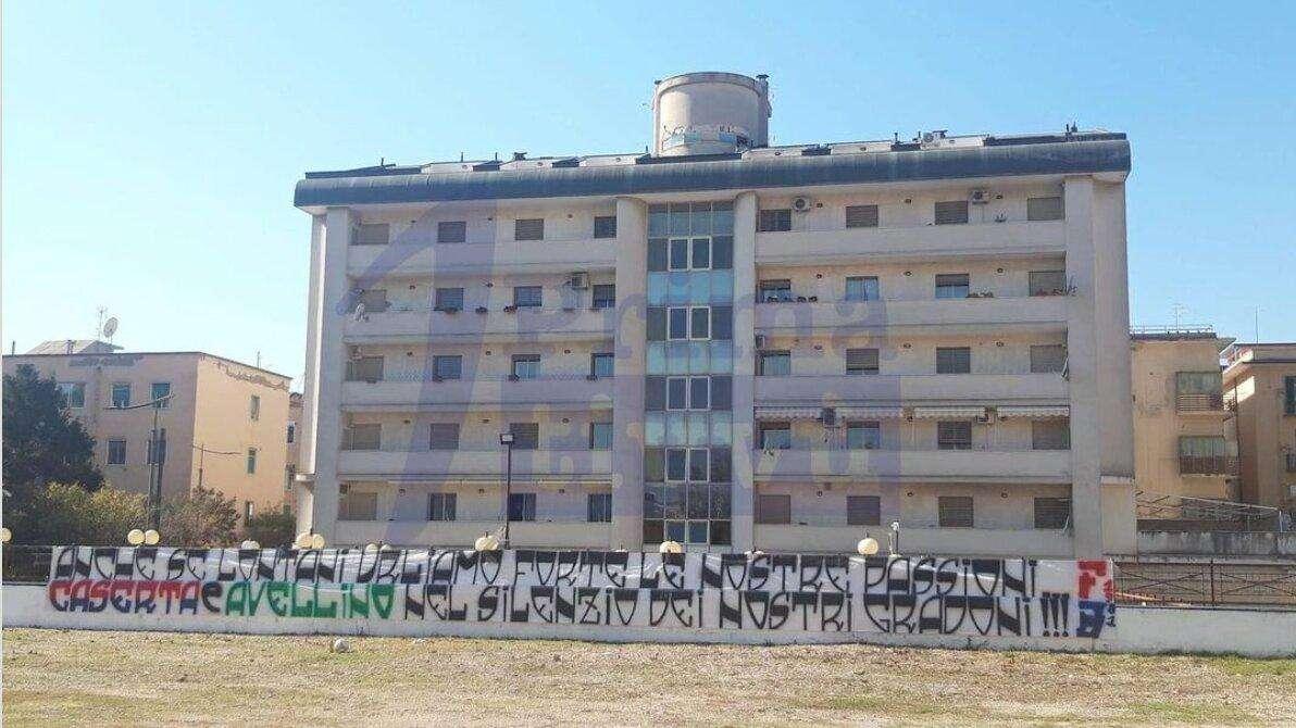 Anche i tifosi della Casertana omaggiano quelli irpini: "Uniti nel silenzio dei nostri gradini"