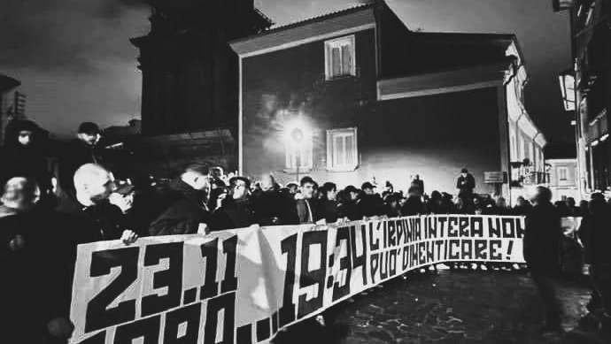 La Curva Sud ricorda il terremoto: "23 novembre 1980. Ore 19.34, l'Irpinia intera non può dimenticare"