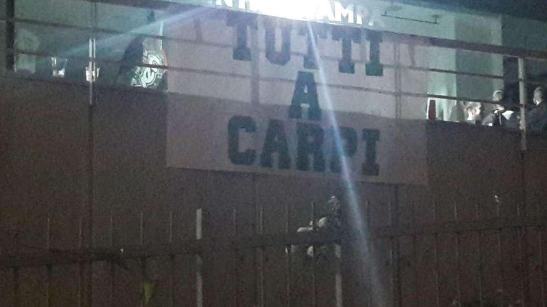 Tifosi all'esodo salvezza. Striscioni nella notte: "Tutti a Carpi"